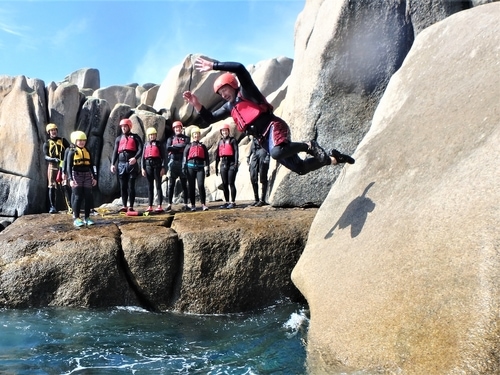 Coasteerer attempts the infamous wall run at Peninnis Head whilst coasteering with Kernow Coasteering. A unique