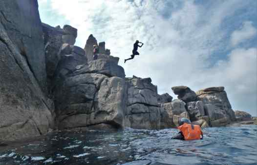 Cliff jumper makes a dramatic jump coasteering on Scilly