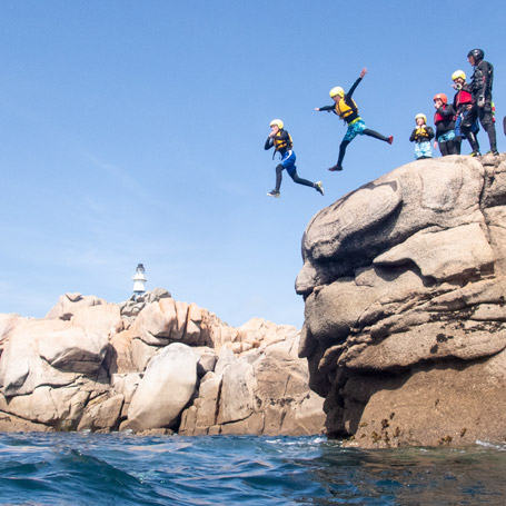A pair of cliff jumpers finding the best things to do in west Cornwall with Kernow Coasteering